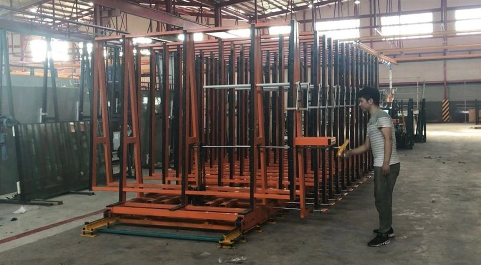 Manual glass slab drawer